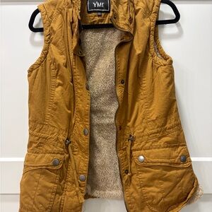 YMI Casual Cozy Comfy Tan Khaki Vest with Faux Fur Interior. Size Small